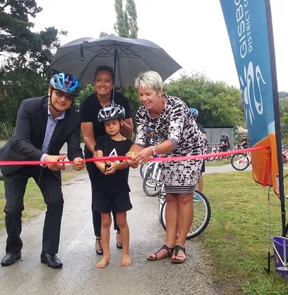 Children ready to cut the ribbon